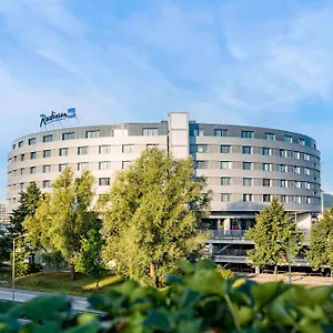 Radisson Blu Hotel, Airport מלון